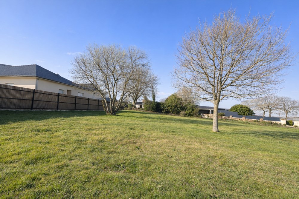 TERRAIN - PLUS DE 1700M²- HORS LOTISSEMENT- EXPOSITION IDEALE- PROCHE DES COMMODITES